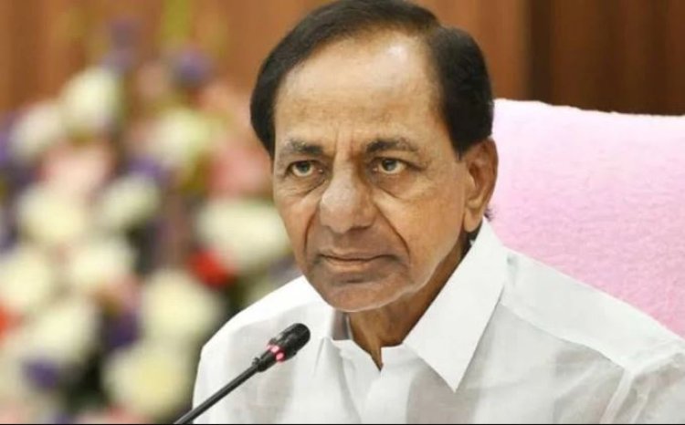 लड़खड़ा कर गिरे KCR, पीठ और पैर में चोट...अस्पताल में भर्ती