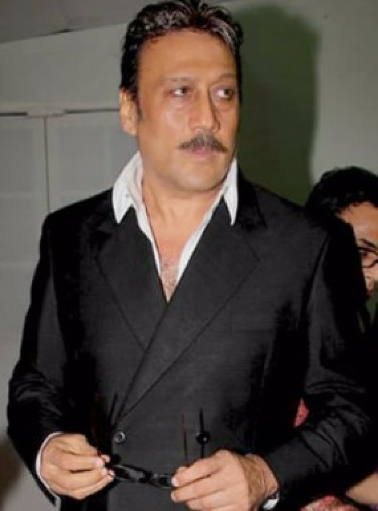 कैमरे में कैद हुए Jackie Shroff, समाजसेवा कर जीता फैंस का दिल